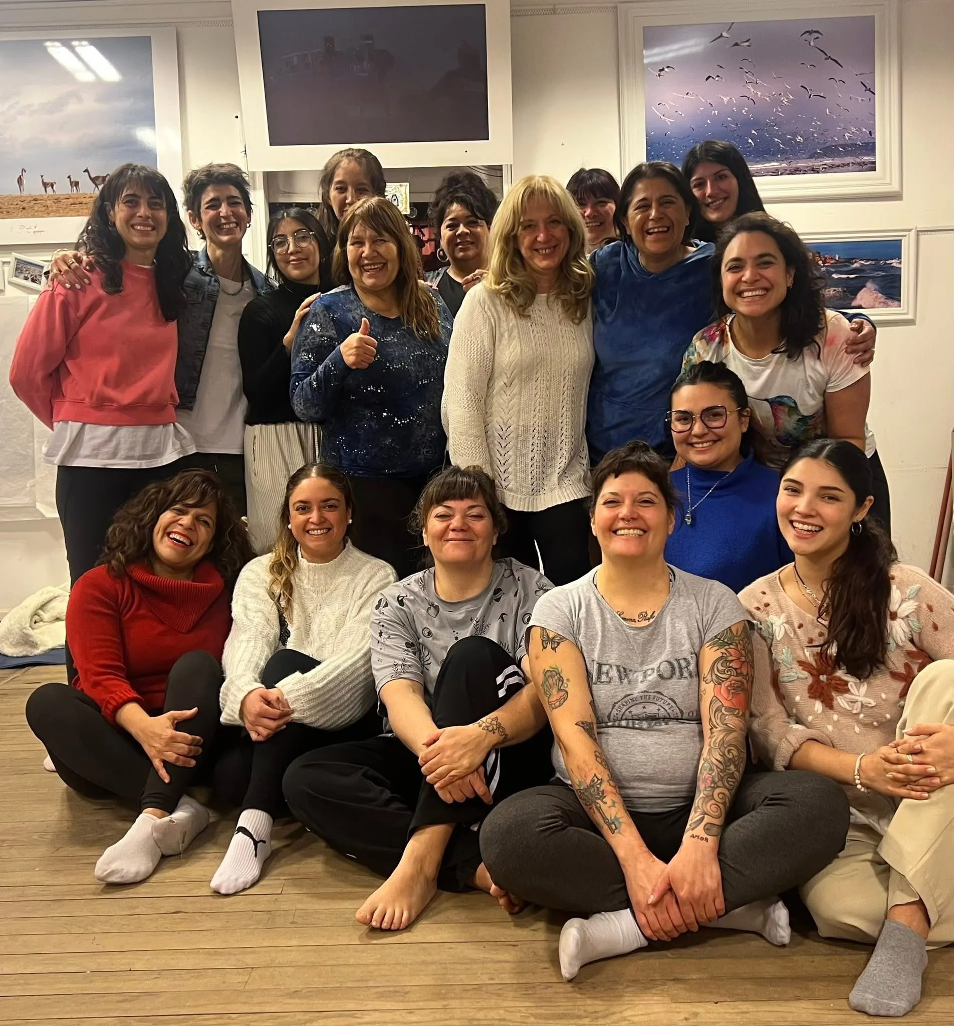 Grupo de alumnas de la Escuela Holística Vale Pugni, sonriendo juntas