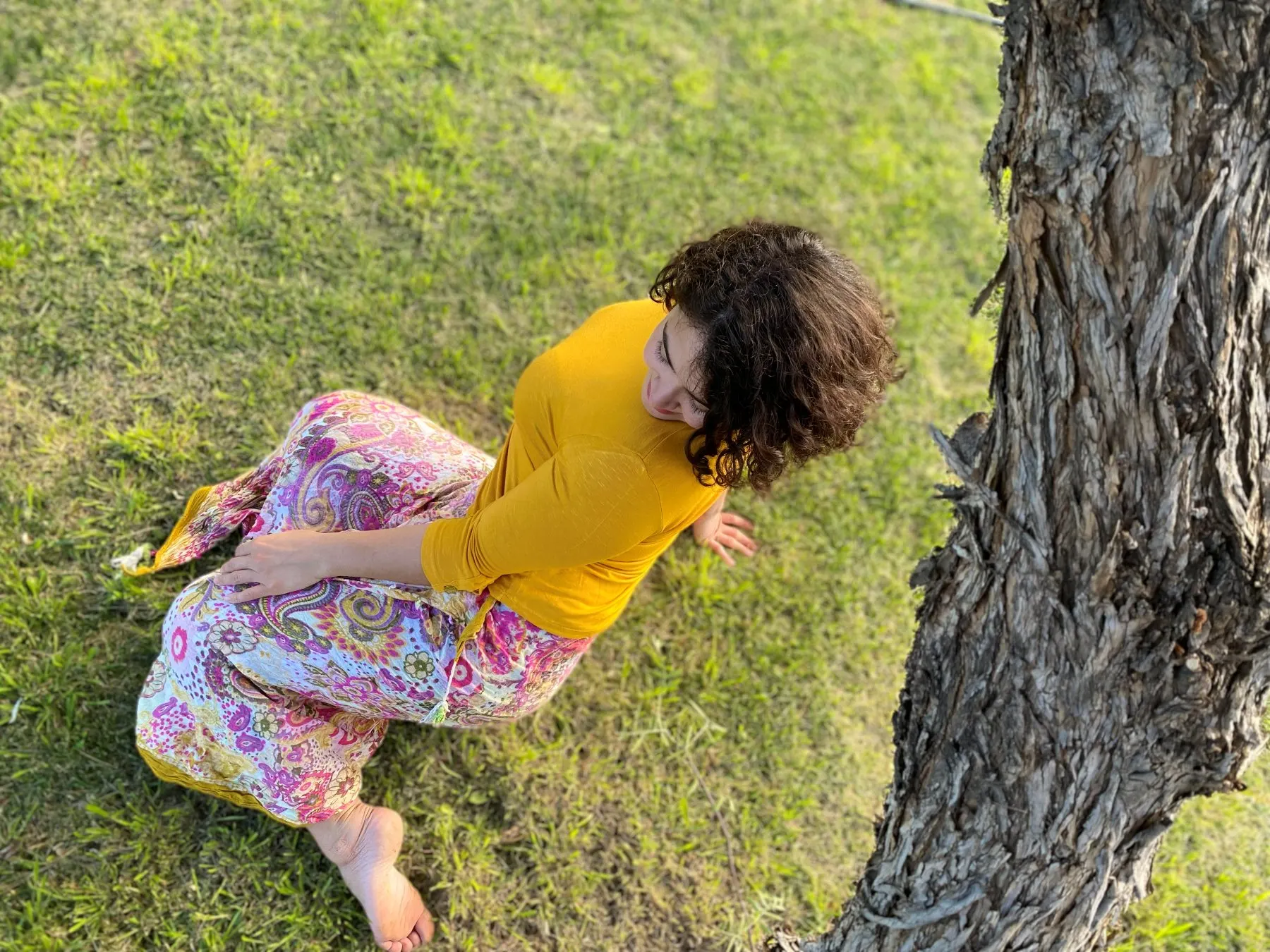 Vale Pugni sentada en el pasto, en calma