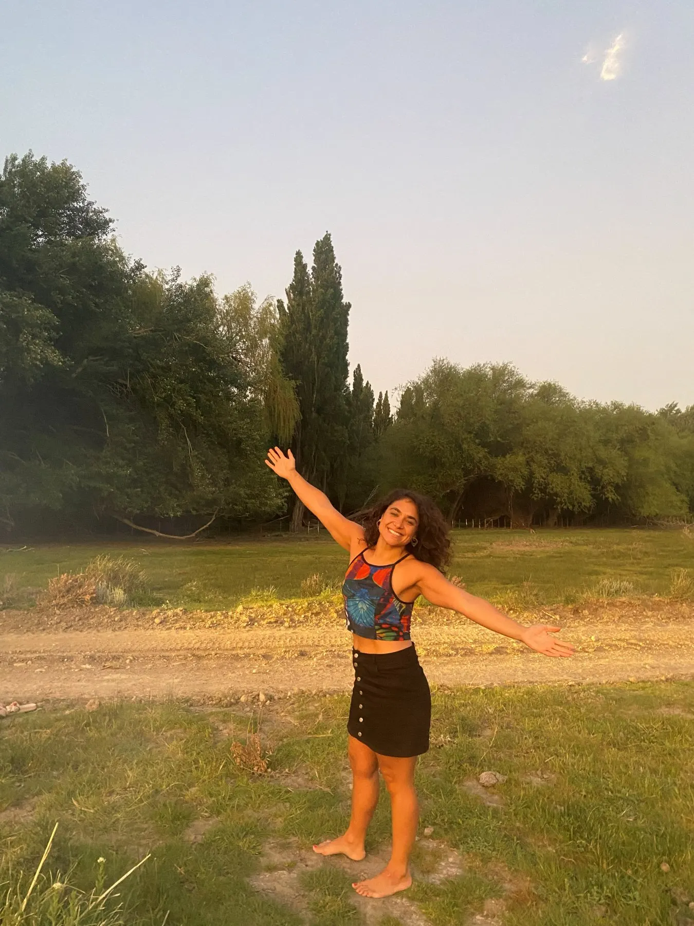 Vale Pugni con los brazos abiertos en el campo