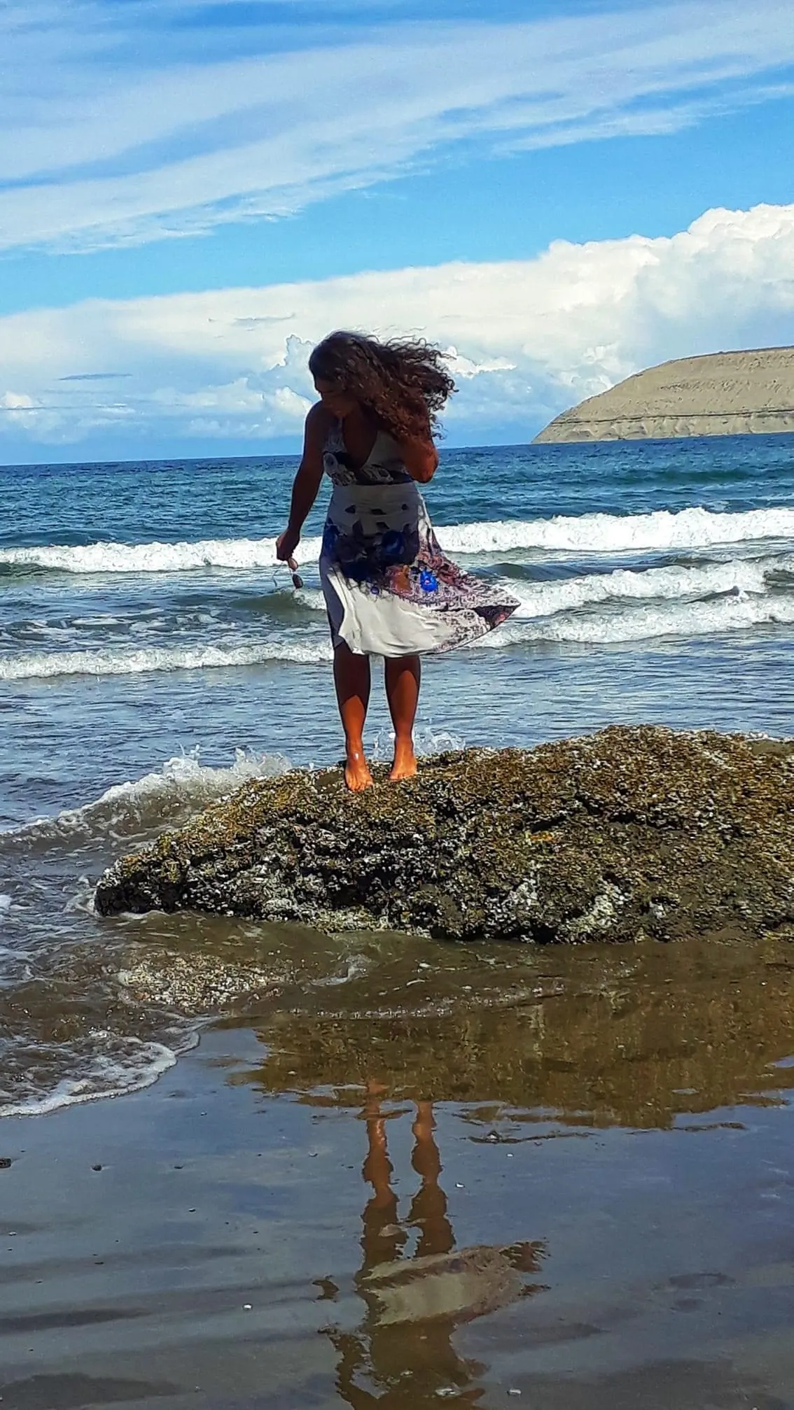 Vale Pugni de pie sobre una roca frente al mar patagónico